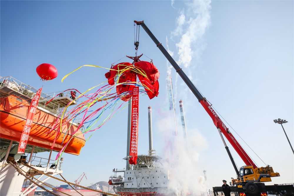 渤船重工建造的華科1號(hào)、2號(hào)自升助航式作業(yè)平臺(tái)命名交工