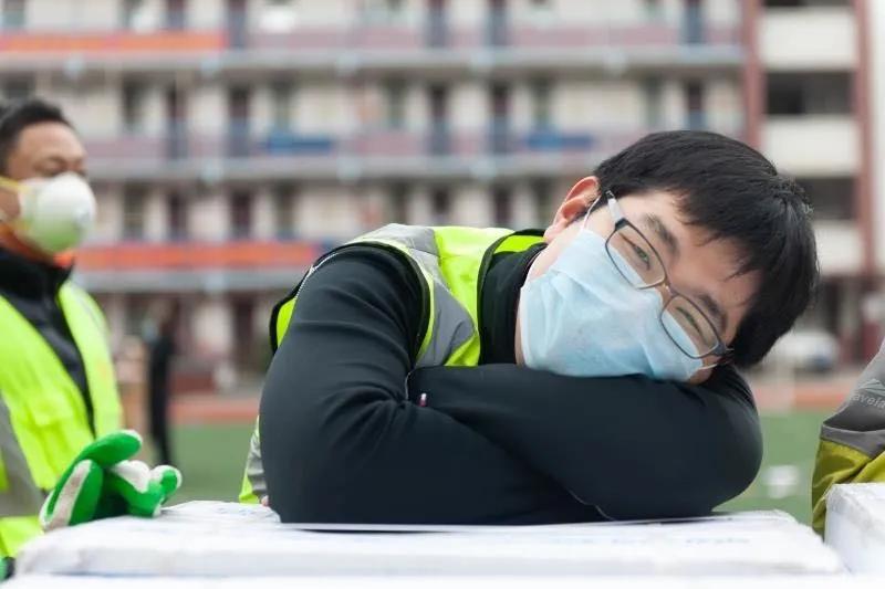 志愿者賈威：“累了，趴下歇會(huì)兒”